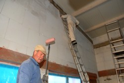 Ech passe op, dat d� kleen net eraff f�llt . . .