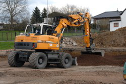 Einarbeiten von Lava mit dem Bagger.