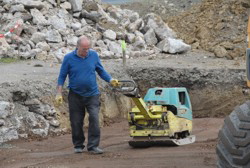 Verdichten mit der R�ttelplatte.