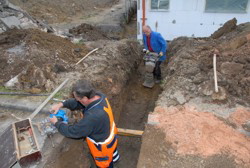 Vorbereiten zum Anzapfen der Sprudelleitung . . .