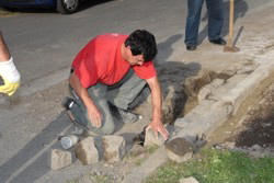 Das ist ein "Blaubasaltsteininbetonleger" . . .