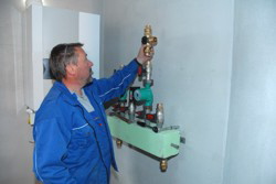 . . . dann wird alles an die Dosierpumpe angeschlossen. Die blaue Schutzkleidung ist ein Unbedingtes muss . . .