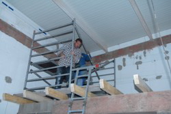 Der "Tanzk�fig" wir gebaut . . .