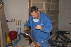 Walter l�tet sich einen neuen Taktstock . . .