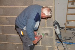 Reiner kann sogar mit der Bohrmachine runde L�cher bohren . . .