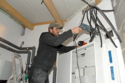 Dennis befestigt den Schaltkasten. Bald sind wir fertig . . .