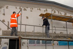 Ger�st f�r den Aussenputz wird aufgestellt.