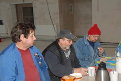 Verdiente Pause mit belegten Br�tchen und Kaffee.