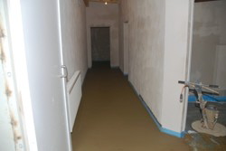 Damen-Pinkel-Anstehflur ist schon fertig.