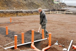 Volle Schaufel f�llt den Graben.