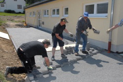 . . . nur keinen Stein fallen lassen . . .