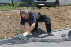 Christoph beim "Steine legen" . . . 