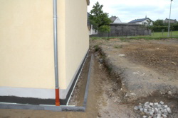 . . . und sogar auf der R�ckseite wo keiner hinkommt haben wir Randsteine gesetzt . . . 