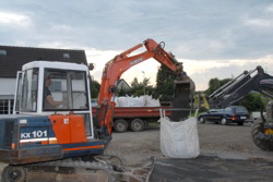 Florian f�llt sich einen Sandsack . . . 