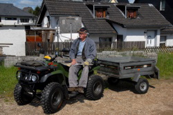 1574_Heinrich und sein Trak-Gespann.