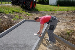 1576_Hubert gl�ttet die letzten Unebenheiten.