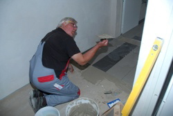 1581_Rainer serviert heute Fliesenkleber mit Zusatz . . .