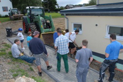 1587_Wie immer, zwei arbeiten acht gucken zu . . .