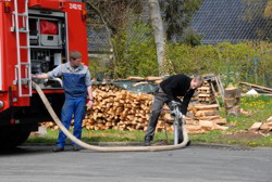Unsere Feuerwehr sp�lt schon mal die Leitungen.