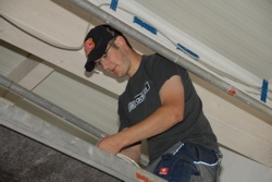 Seppl hat sich unter das Dach verkrochen.