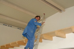 Dieter h�lt die Hand �ber seine Kollegen.