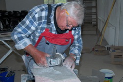 Rainer schneidet eine rechte Kurve . . .