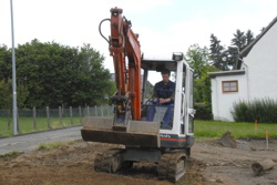 Michael  ist f�r die schwere Arbeit zust�ndig.