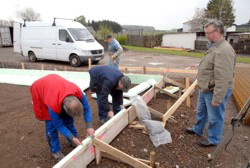 . . . verneigen sich vor dem Gesch�ftsf�hrer . . .