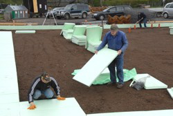 Der neue Tanzboden wird verlegt . . .