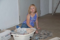 Lara unterst�tzt ihre Mama.