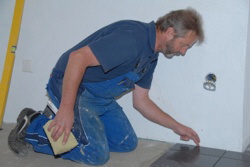 Johannes beim Fliesenlegen.
