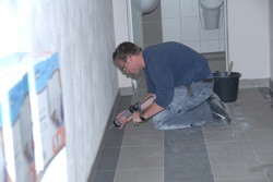 Was nicht sollte Dichte sein, spritze ich Silikon hinein  . . .  Foto von Lara M�llengraf.