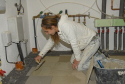 . . . und schon wieder am Fliesen. . . . 