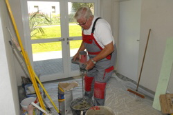 Rainer r�hrt sich einen Quark�l Teig . . .