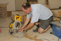 Ein Schreiner mit zehn Finger.