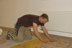 Nur nicht in den Kleber fallen . . .