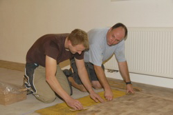 . . .  die H�nde immer sch�n an der Linie halten . . .