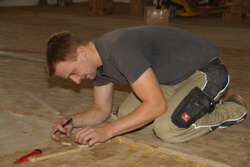 Sacha bastelt f�r seine Liebste.