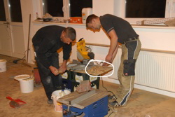 Optimale "Ausbeute".  Reste des Parkettverschnittes im wei�en Kreis.