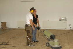 Guck mal Sven, wenn Du den Holm sachte herunterdr�ckst, und Deine Hand ganz z�rtlich auf den Griff und die Finger um die Hebelchen legst, schnurrt die Schleifmaschine wie ein K�tzchen.