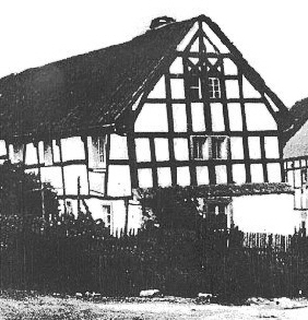 Haus Muu�e um 1920. Aus dem Lot geratene Fachwerkw�nde waren fr�her keine Seltenheit. Repro : Archiv DGKV