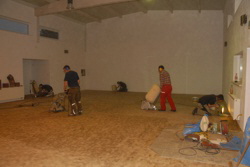 . . . um wieder in die "Staubh�lle" einzutauchen. Heute schleifen Sascha, Sven, Rudi, Frank und Daniel.