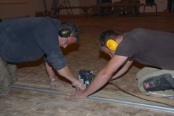 1938 Sven und Jochen fr�sen das D�rfer Wappen in den Fu�boden . . . 