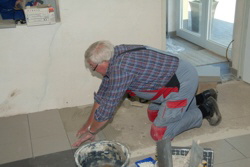 . . . und Rainer verlegt die letzten Fliesen.