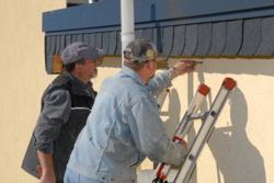 Berthold und Holger befestigen den "Schornstein"