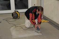 Das "D�rfer" Wappen wird eingebaut.  Die Firma Obrycki aus Ripsdorf wird den Untergrund und die Versiegelung durchf�hren..