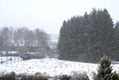 Leichter Schneefall und frostig