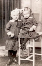 Die beiden J�ngsten : Maria (links) und Jeni (Archiv Hejo Mies)