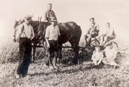 Nachbarschaftshilfe in Blankenheimerdorf, Alex auf dem Pferd (Archiv Hejo Mies)
