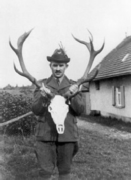 Revierf�rster Mehnert mit der Troph�e eines Zw�lfenders (Archiv Hejo Mies)